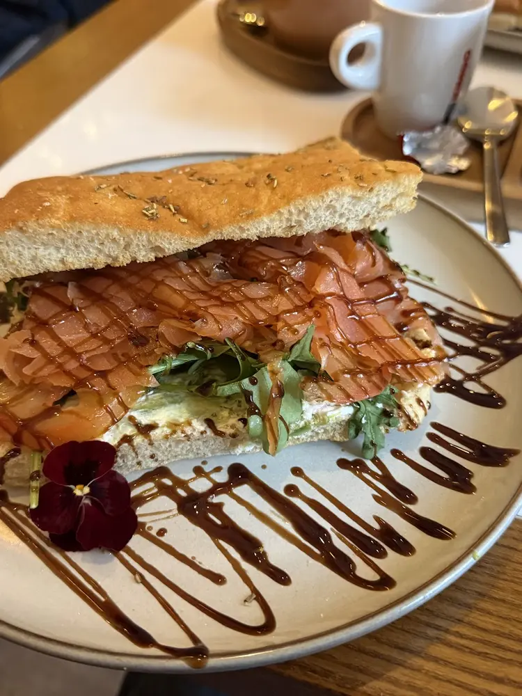Love Is café, Dumbarton Road