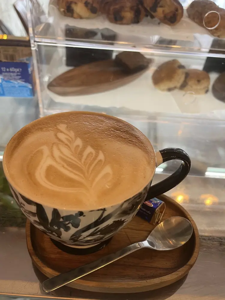 Love Is café, Dumbarton Road