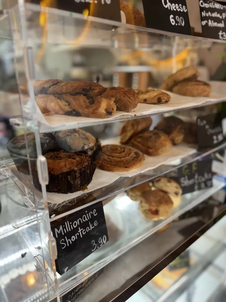 Love Is café, Dumbarton Road