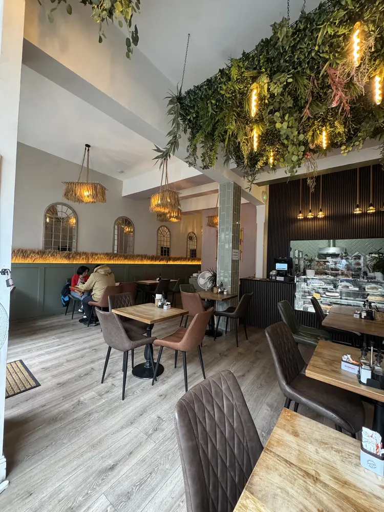 Love Is café, Dumbarton Road